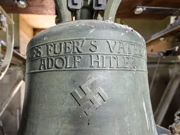 El nombre del dictador Adolf Hitler grabado en la campana de Herxheim am Berg El nombre del dictador Adolf Hitler grabado en la campana de Herxheim am Berg