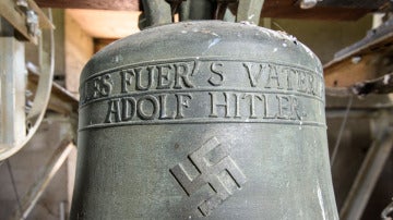 El nombre del dictador Adolf Hitler grabado en la campana de Herxheim am Berg