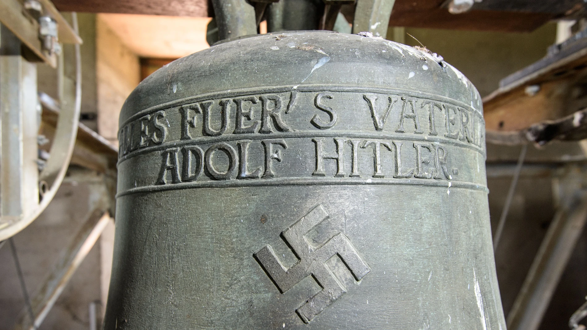 El nombre del dictador Adolf Hitler grabado en la campana de Herxheim am Berg El nombre del dictador Adolf Hitler grabado en la campana de Herxheim am Berg
