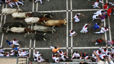 Tres heridos por asta de toro en el primer encierro de Sanfermines, protagonizado por los Cebada Gago