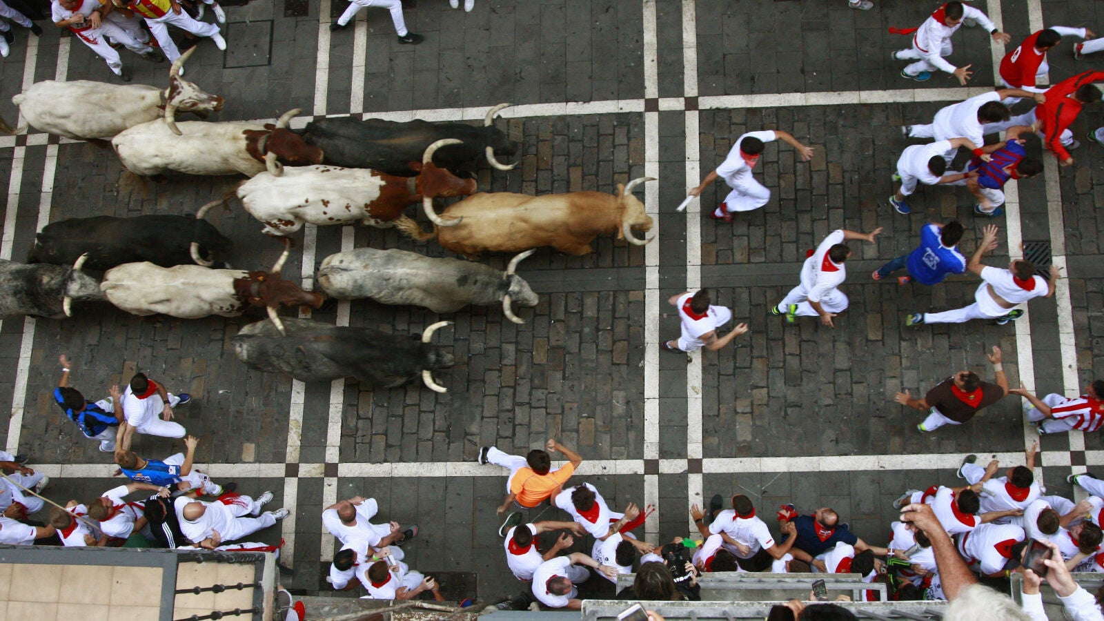 Tres heridos por asta de toro en el primer encierro de Sanfermines, protagonizado por los Cebada Gago