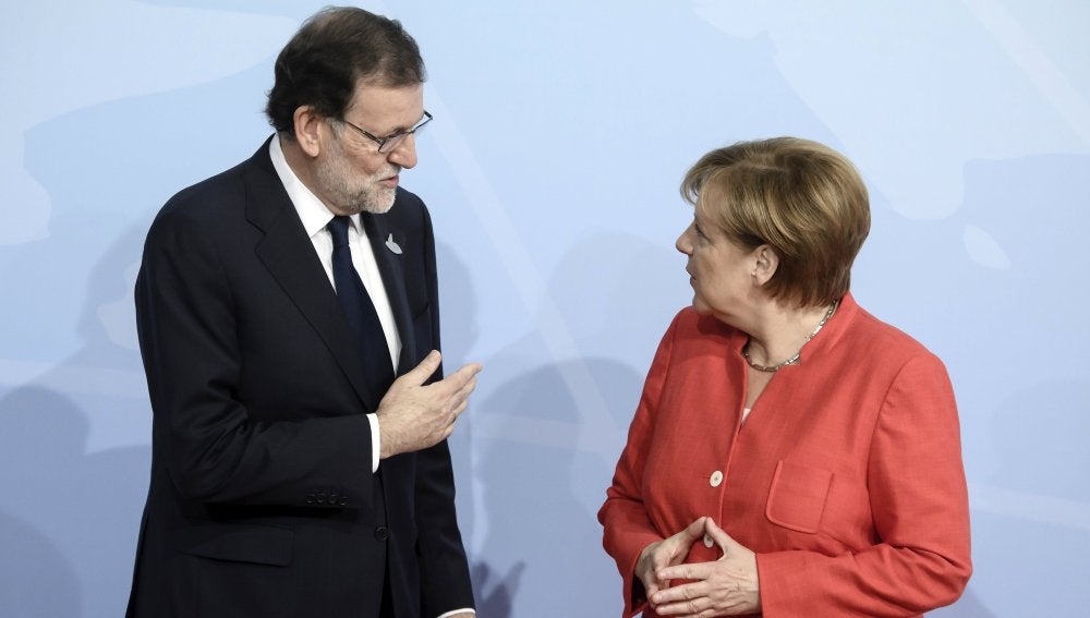 Angela Merkel da la bienvenida al presidente del Gobierno español, Mariano Rajoy, en la cumbre del G20
