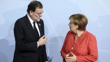 Angela Merkel da la bienvenida al presidente del Gobierno español, Mariano Rajoy, en la cumbre del G20