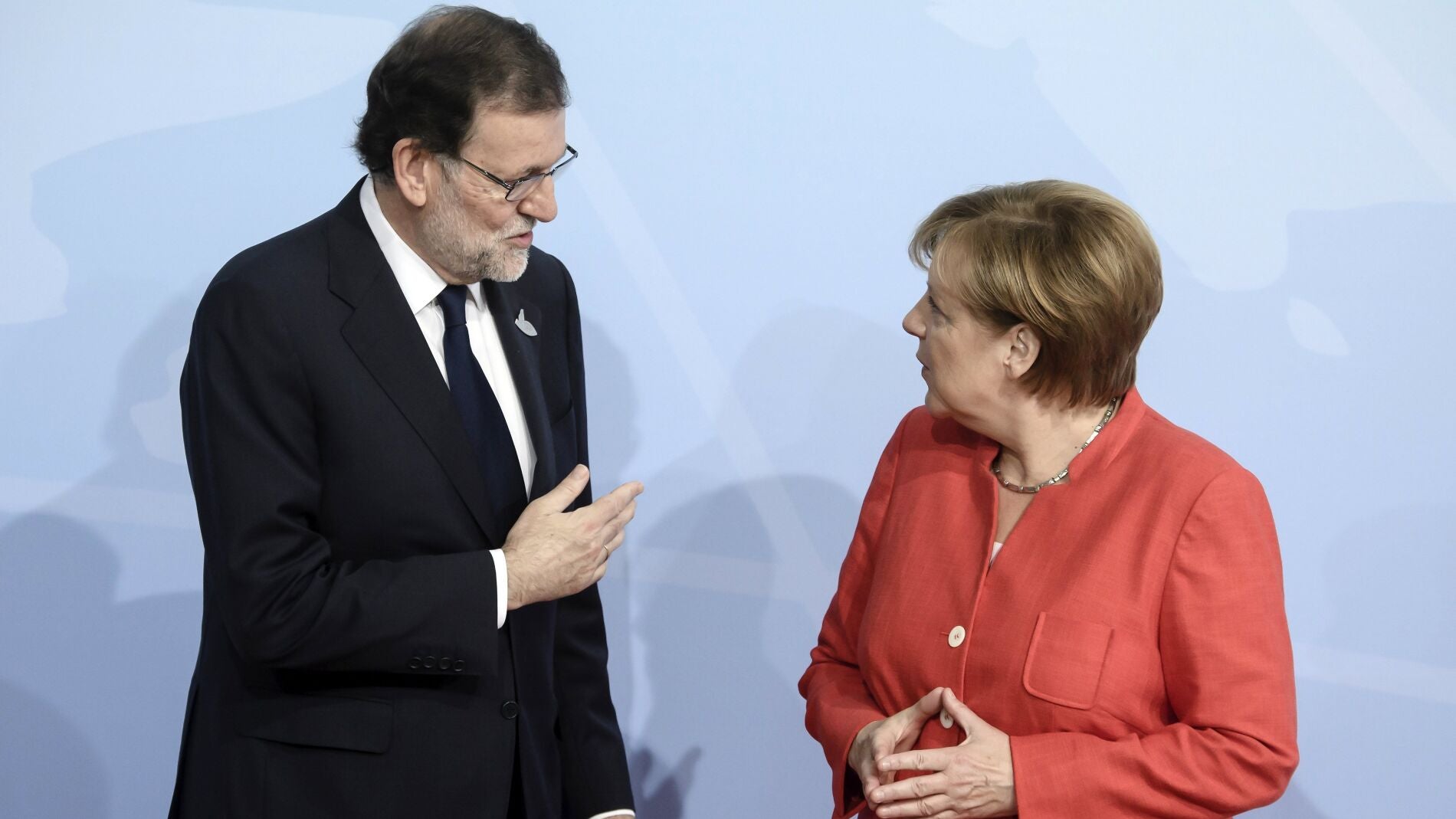 Angela Merkel da la bienvenida al presidente del Gobierno espa&ntilde;ol, Mariano Rajoy, en la cumbre del G20