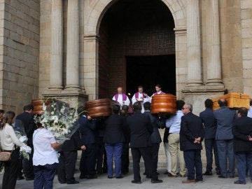 Extremadura despide entre lágrimas a la familia fallecida en Jerte