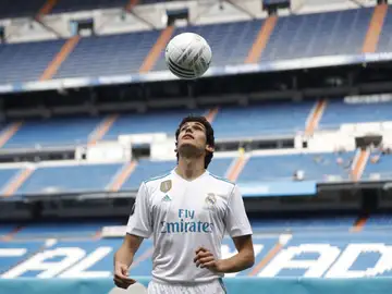 Vallejo posando con la camiseta del Real Madrid Vallejo posando con la camiseta del Real Madrid