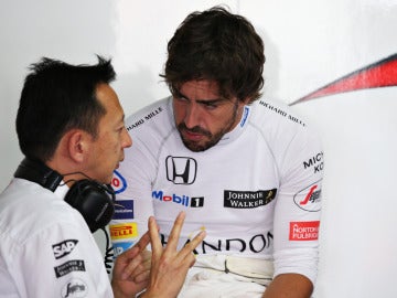 Fernando Alonso, con el jefe de Honda