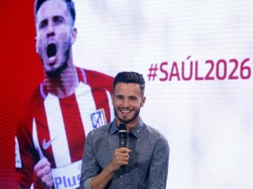 Saúl, en su acto de renovación con el Atlético de Madrid