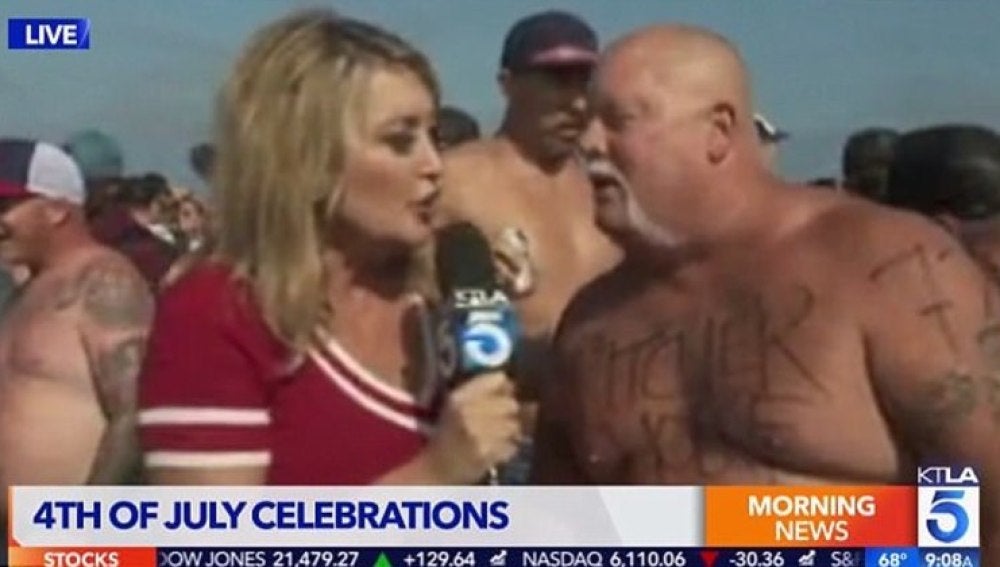 La reportera Wendy Burch entrevistando a uno de los participantes de la Ironman de Los Ángeles