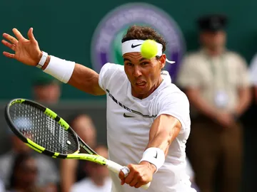 Nadal resta una pelota en Wimbledon Nadal resta una pelota en Wimbledon