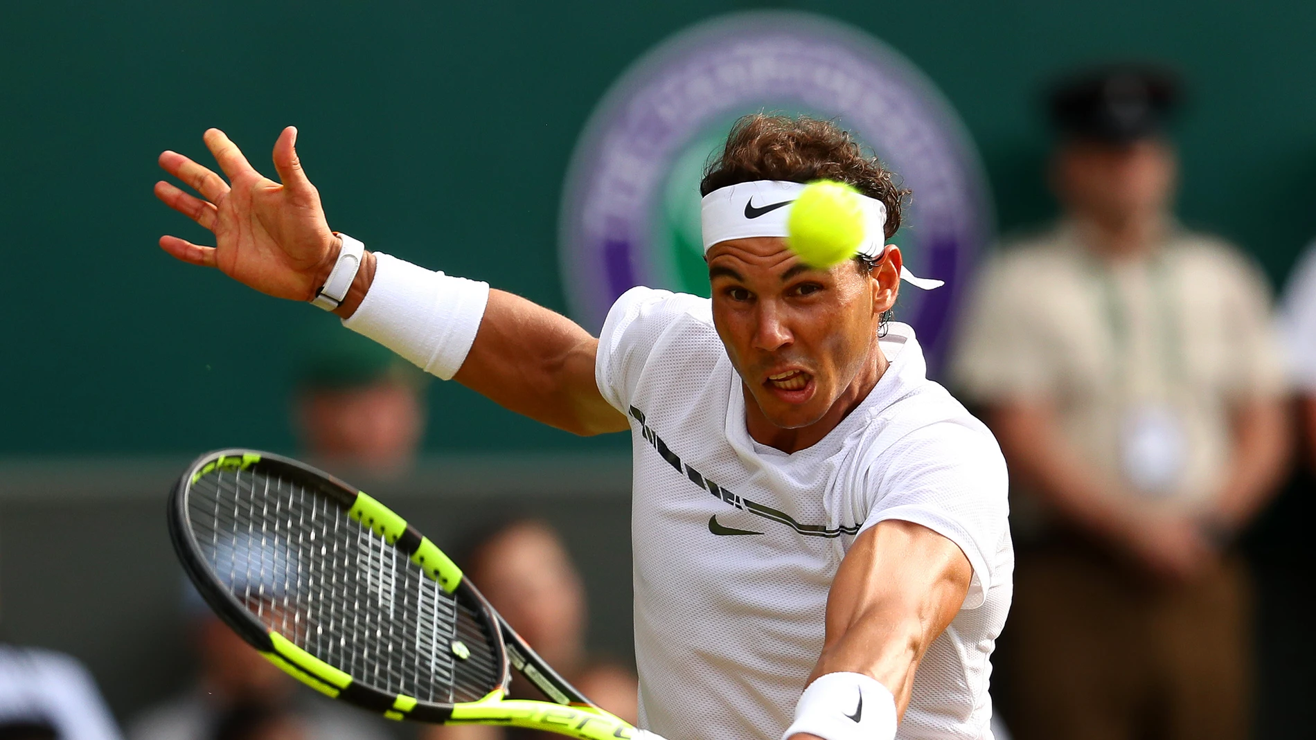 Nadal resta una pelota en Wimbledon Nadal resta una pelota en Wimbledon