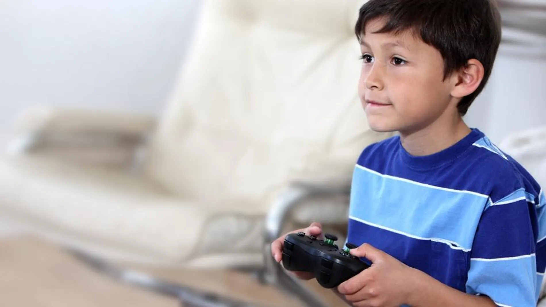 Niño jugando a videojuegos Niño jugando a videojuegos