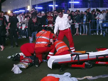 Servicios de Emergencia intentan reanimar al acróbata tras caer al suelo Servicios de Emergencia intentan reanimar al acróbata tras caer al suelo