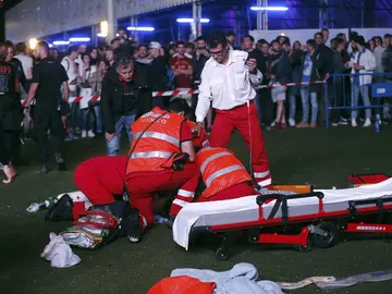 Servicios de Emergencia intentan reanimar al acróbata tras caer al suelo Servicios de Emergencia intentan reanimar al acróbata tras caer al suelo