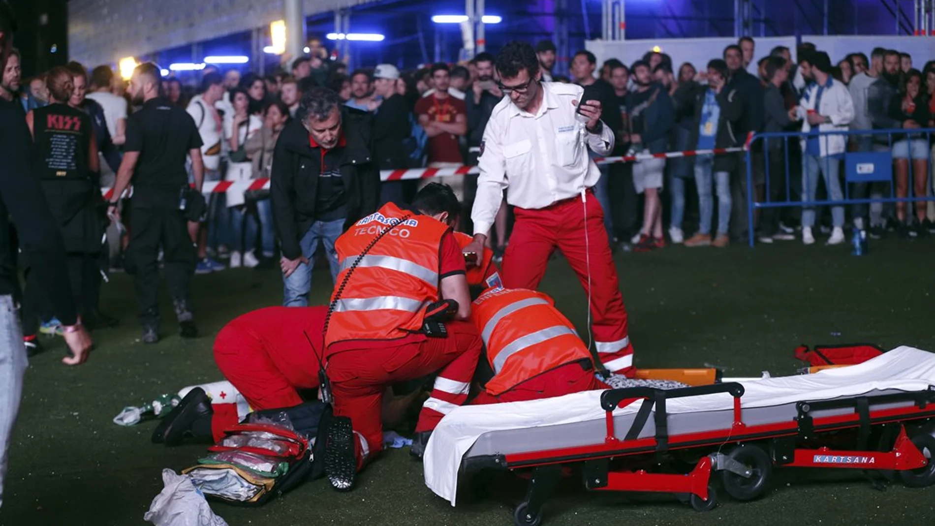 Servicios de Emergencia intentan reanimar al acróbata tras caer al suelo Servicios de Emergencia intentan reanimar al acróbata tras caer al suelo