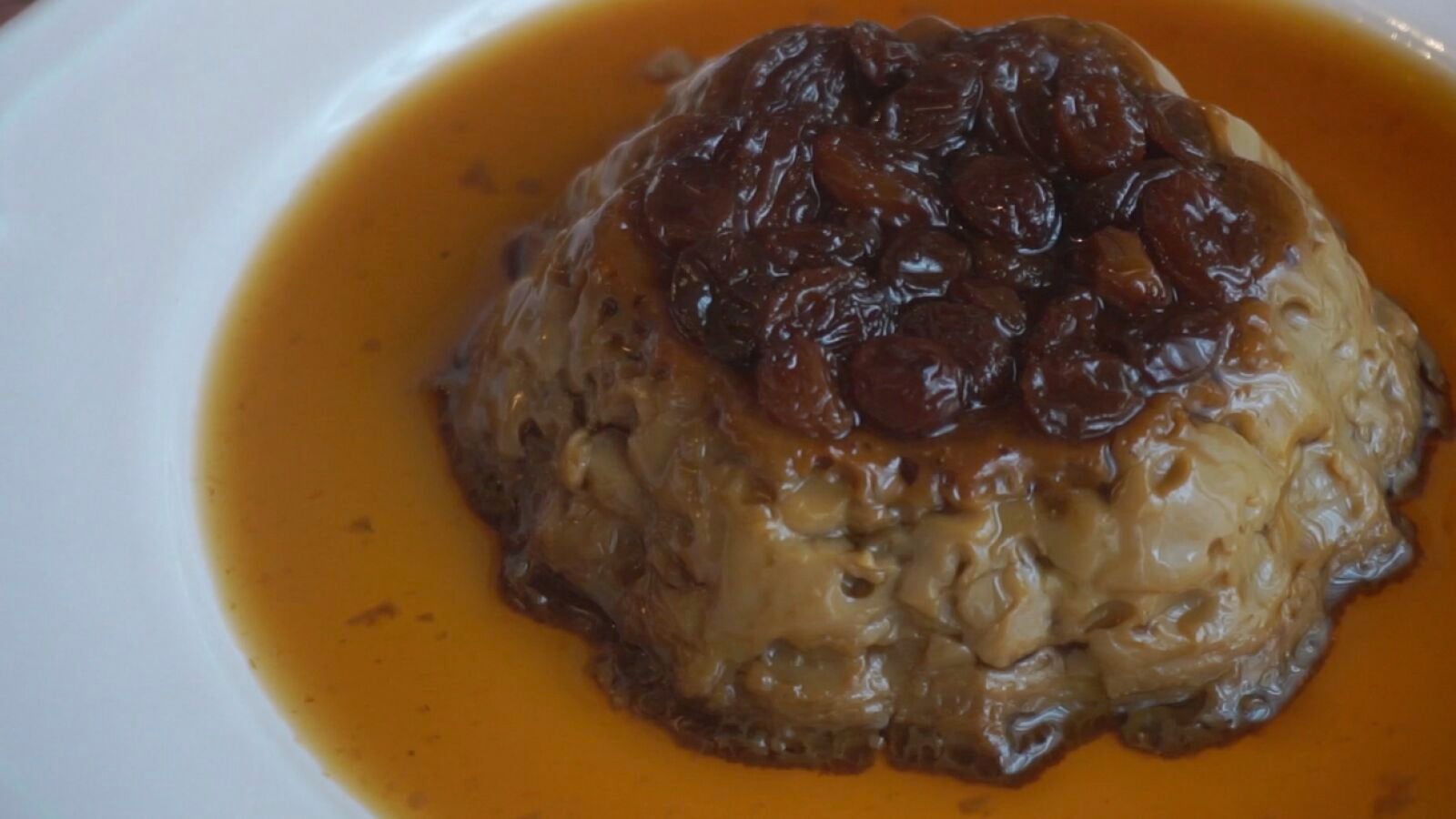 Prueba un flan diferente... de café y con pasas