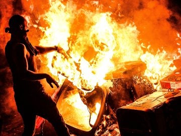 Un manifestante quema desechos durante una manifestación contra el G-20 en Hamburgo