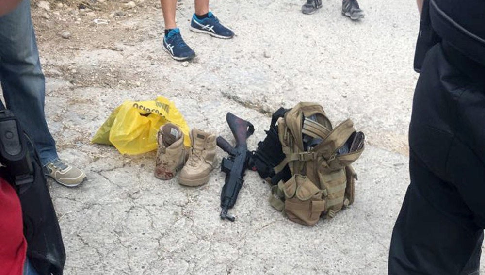 Armas icautadas al hombre detenido por tirotear junto al tanatorio de Gavà (Barcelona)