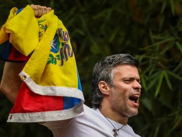 Leopoldo López saluda a sus partidarios desde su casa