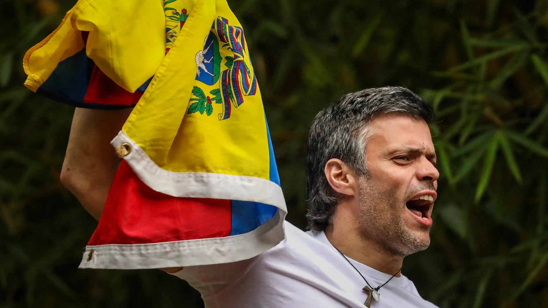 Leopoldo López saluda a sus partidarios desde su casa Leopoldo López saluda a sus partidarios desde su casa