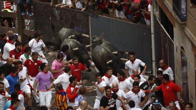 Diez heridos, dos por asta de toro, en el segundo encierro de San Fermín 2017, protagonizado por los 'Albaserradas'