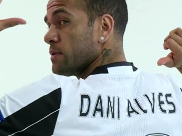 Dani Alves posa con la camiseta de la Juventus