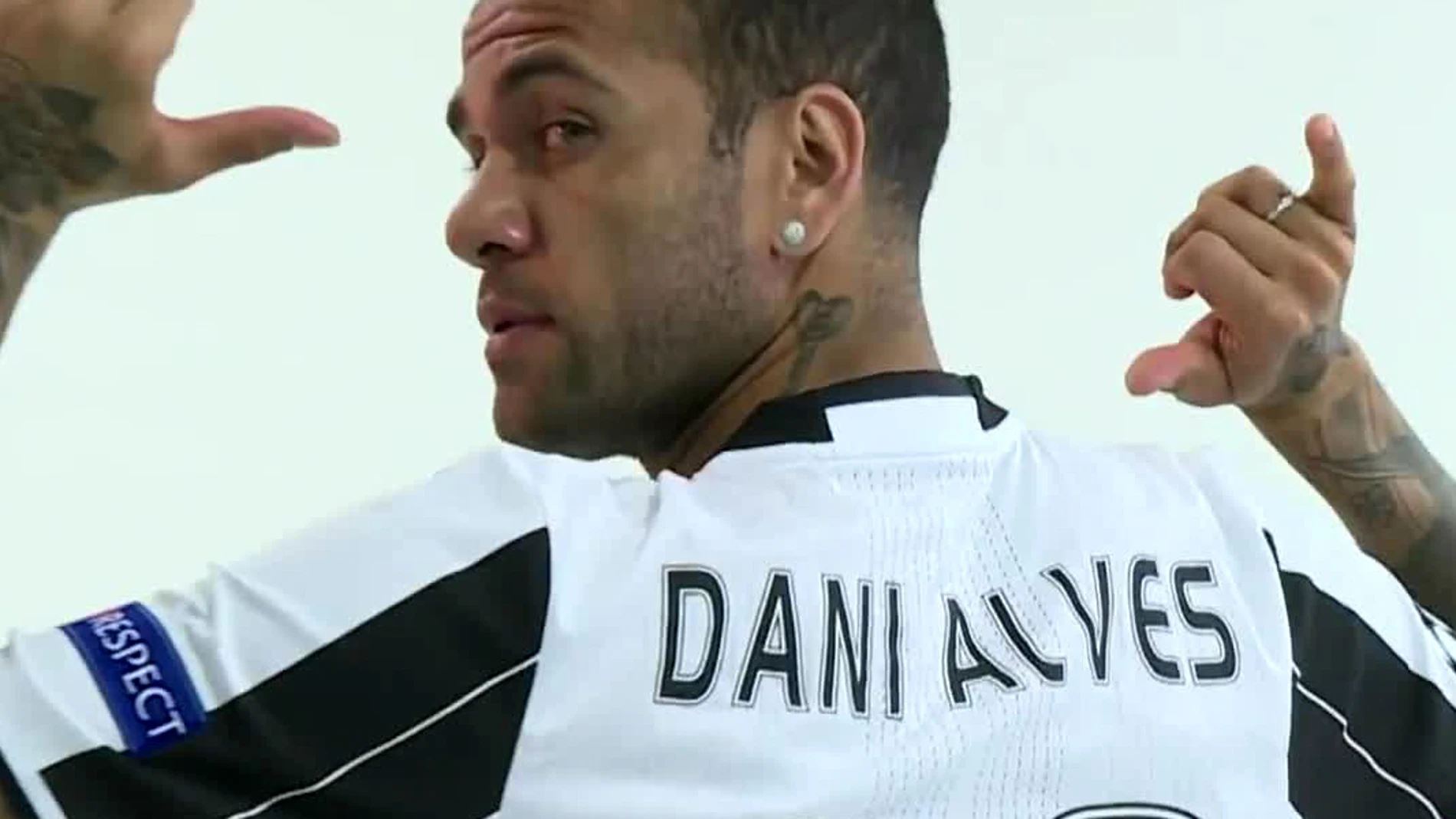 Dani Alves posa con la camiseta de la Juventus