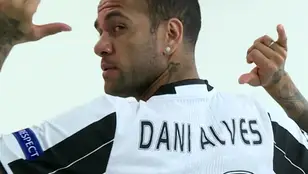 Dani Alves posa con la camiseta de la Juventus