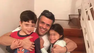 Leopoldo López junto a sus hijos Leopoldo López junto a sus hijos
