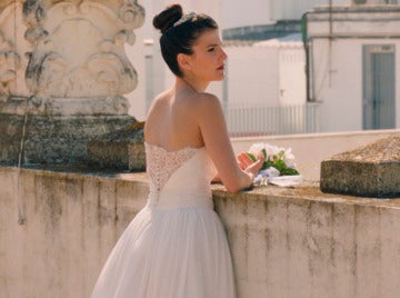 Trini luce un precioso vestido del diseñador César Arnaiz