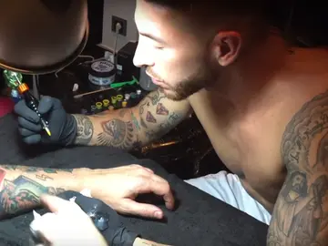 Sergio Ramos hace su primer tatuaje Sergio Ramos hace su primer tatuaje