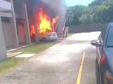 Un coche explota en Florida Un coche explota en Florida
