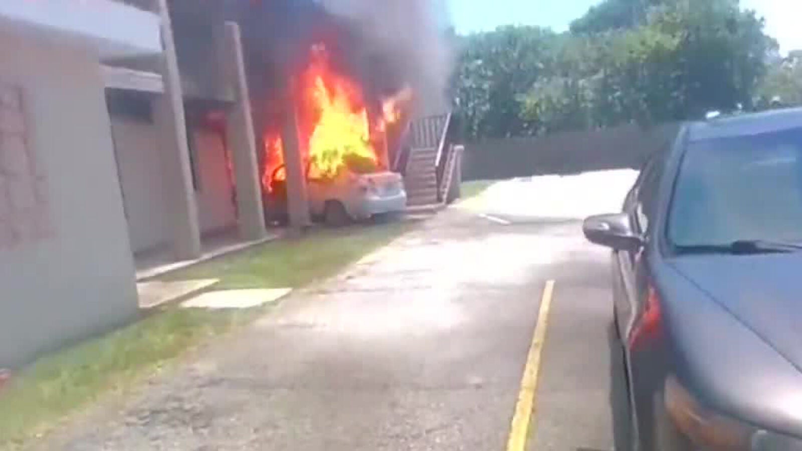 Intenta matar a su exnovia estrellando su coche contra su casa y él muere en la explosión