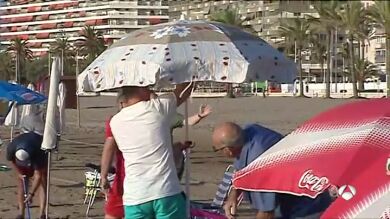 Multas de hasta 3.000 euros en Cullera por reservar sitio o colocar la sombrilla a menos de seis metros del mar