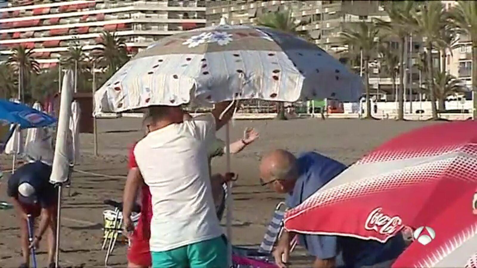 Multas de hasta 3.000 euros en Cullera por reservar sitio o colocar la sombrilla a menos de seis metros del mar