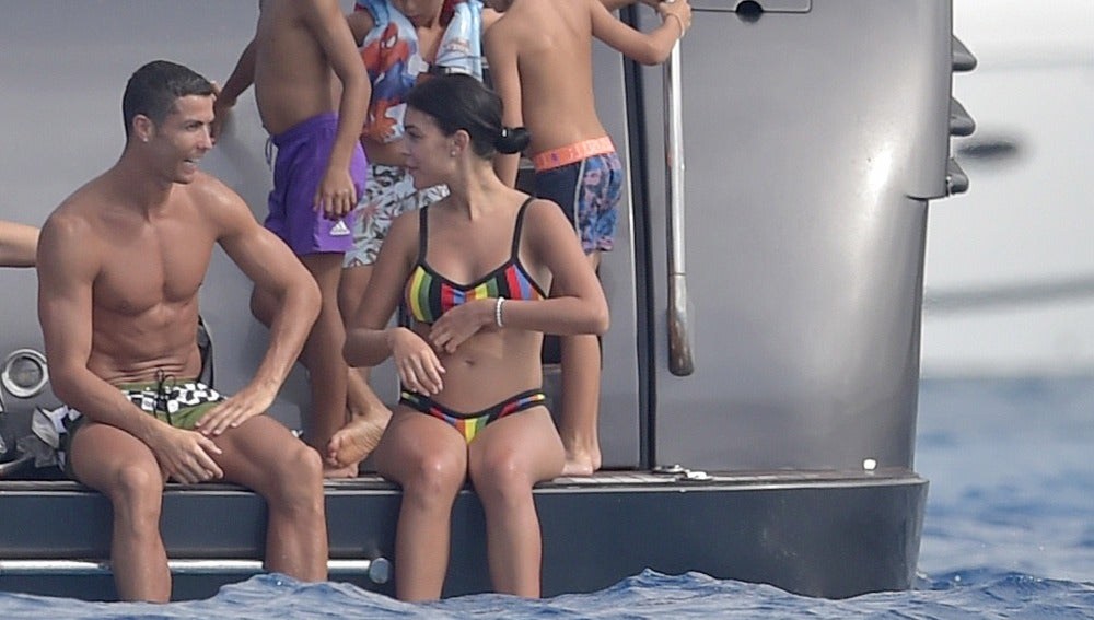 Cristiano Ronaldo y Georgina Rodríguez comparten confidencias al alta mar
