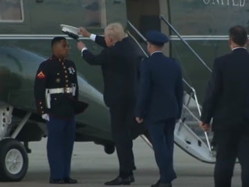 Trump colocándole la gorra al marine