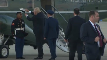 Trump colocándole la gorra al marine