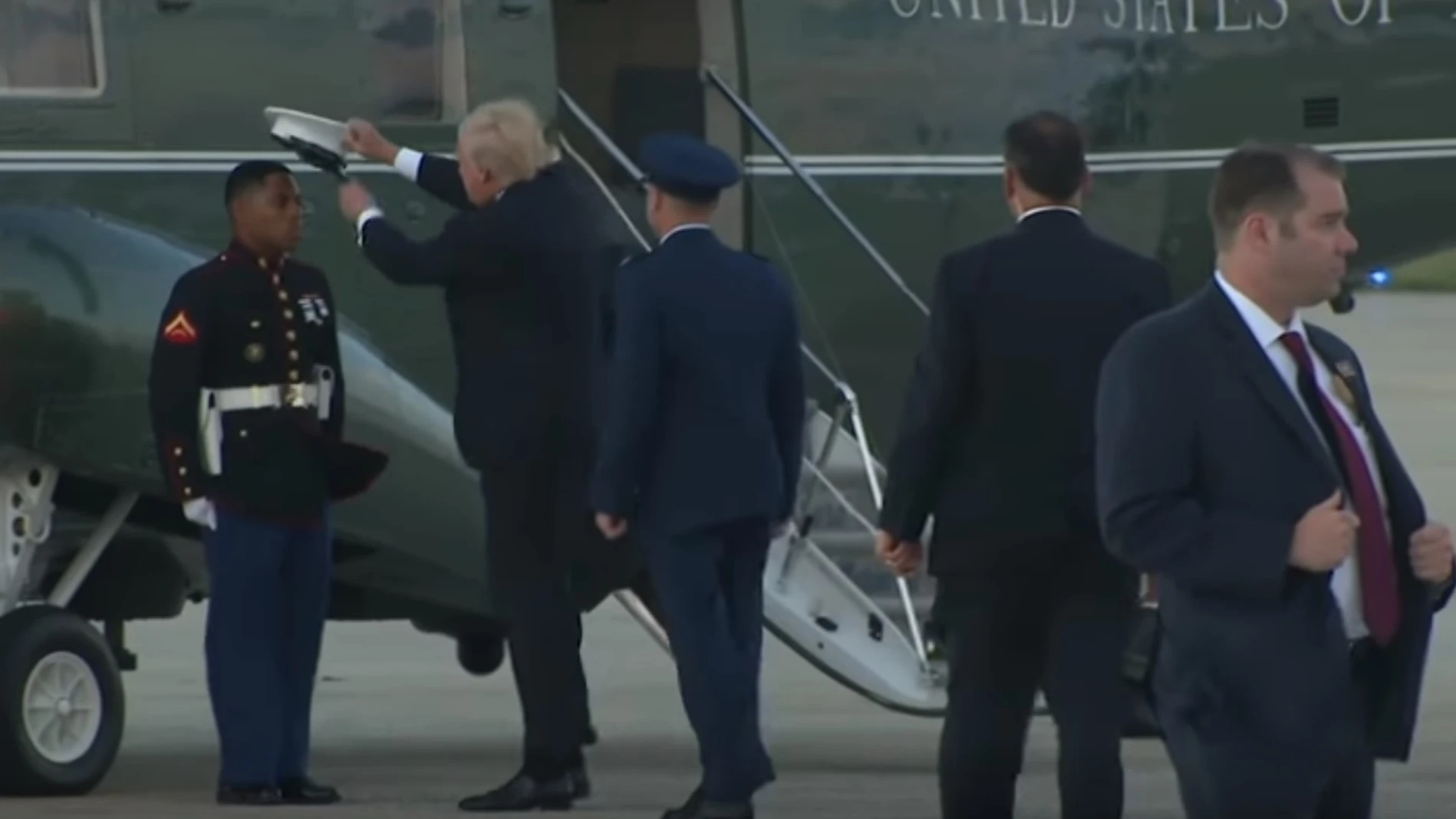 Trump colocándole la gorra al marine Trump colocándole la gorra al marine