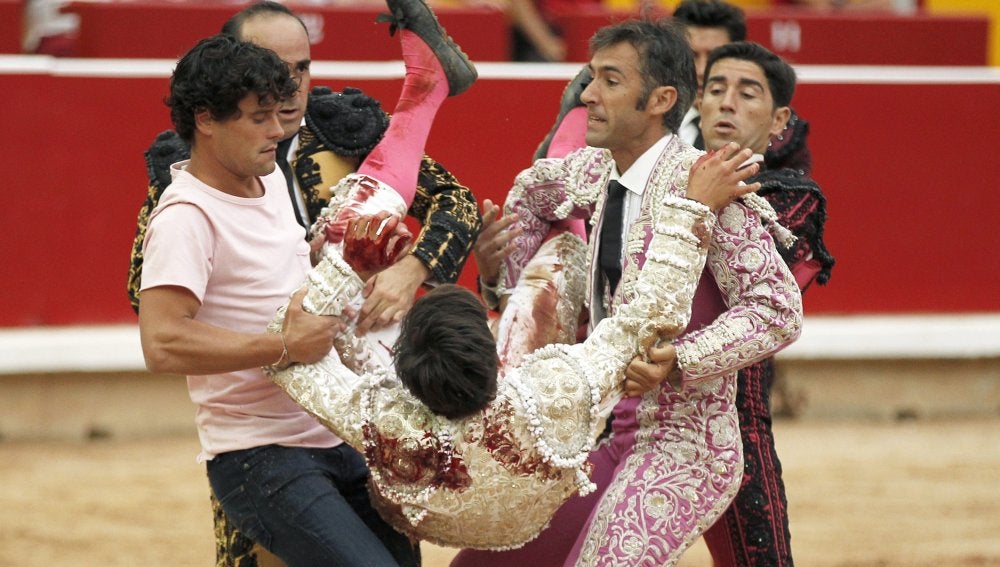 Oreja para Moral y cornada a Caballero ante una variada corrida de Escolar
