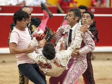 Oreja para Moral y cornada a Caballero ante una variada corrida de Escolar Oreja para Moral y cornada a Caballero ante una variada corrida de Escolar
