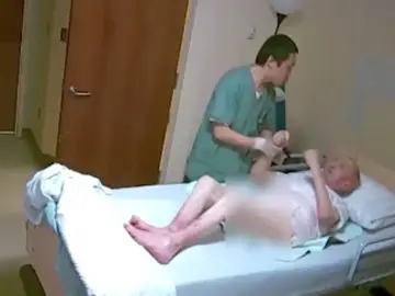 El enfermero de la residencia agrediendo al anciano El enfermero de la residencia agrediendo al anciano