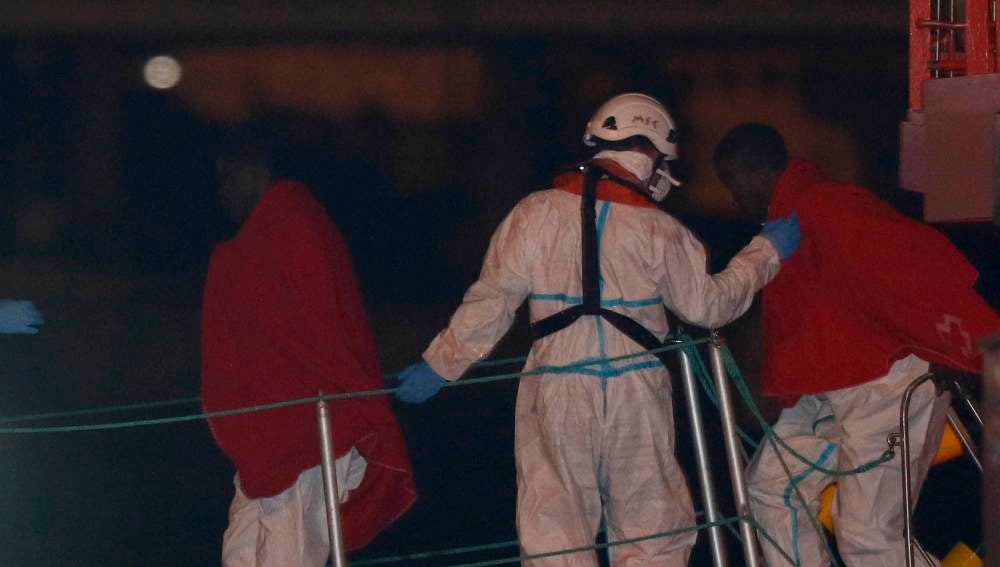 Varios inmigrantes llegan al puerto