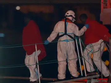 Varios inmigrantes llegan al puerto Varios inmigrantes llegan al puerto