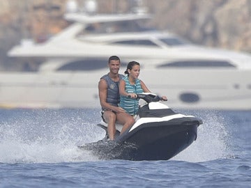 Cristiano Ronaldo y Georgina Rodríguez sobre una moto de agua