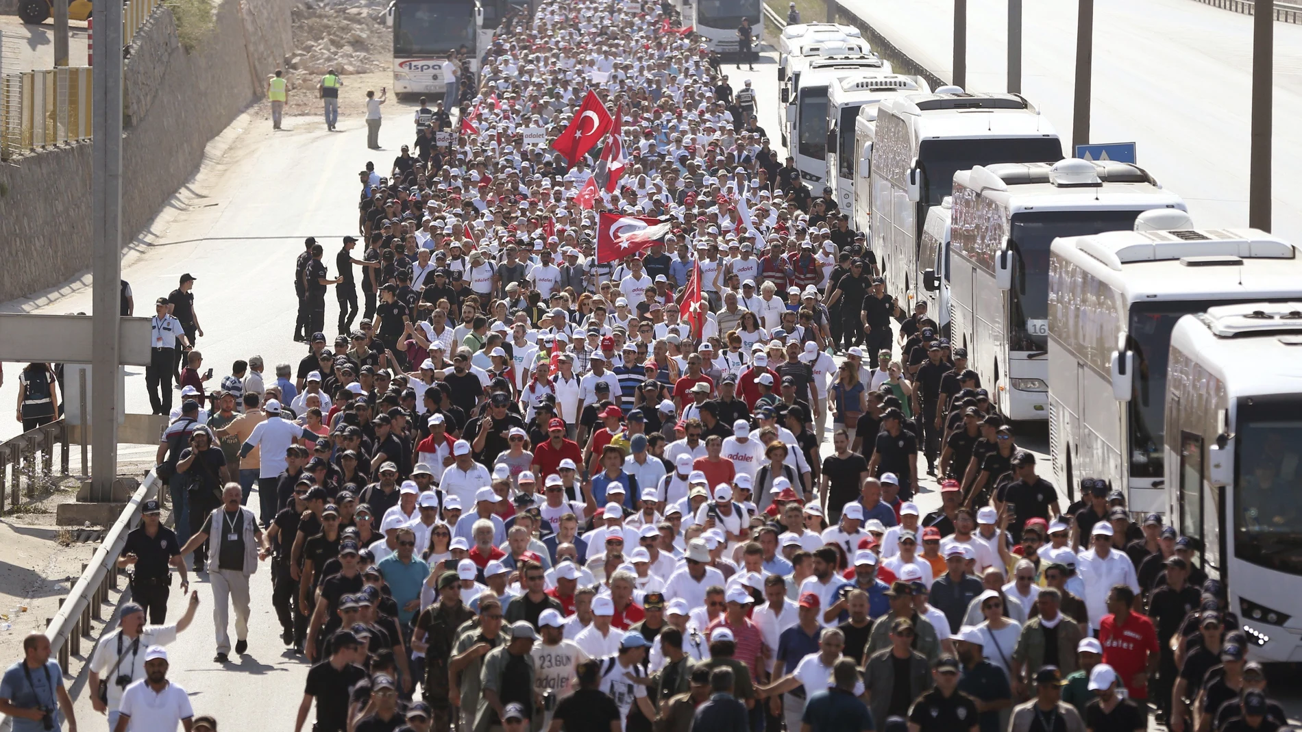 Simpatizantes del partido turco opositor participan en la 'Marcha de la Justicia' Simpatizantes del partido turco opositor participan en la 'Marcha de la Justicia'