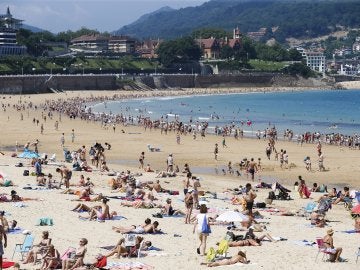 Numerosos vecinos y turistas ayer en la playa de La Concha de San Sebastián