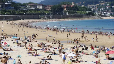 Numerosos vecinos y turistas ayer en la playa de La Concha de San Sebastián Numerosos vecinos y turistas ayer en la playa de La Concha de San Sebastián