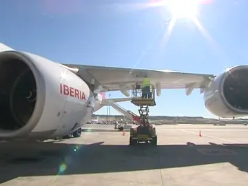 Multan a Iberia con 25.000 euros por exigir un test de embarazo a sus azafatas Multan a Iberia con 25.000 euros por exigir un test de embarazo a sus azafatas