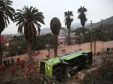 Mueren nueve personas tras caer un autobús turístico desde 40 metros de altura en el cerro San Cristóbal Mueren nueve personas tras caer un autobús turístico desde 40 metros de altura en el cerro San Cristóbal